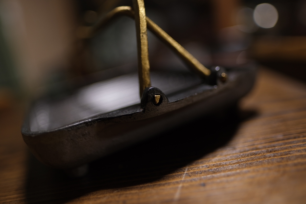 黒舟 グリルプレートM（真鍮取手）取手接合部分拡大